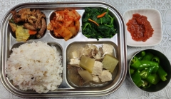 잡곡밥(5)
소고기뭇국(5.6.16)
오리불고기(5.6.13)
유채나물
김치(9)
오이고추/쌈장(자율)