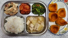 현미밥
맑은감자국(5.6)
삼겹숙주볶음(5.6.10.13.18)
상추치커리무침(5.6)
김치(9)
단호박찜(자율)