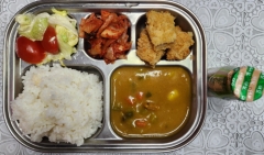 채소카레라이스
(2.5.6.12.13.16.18)
돈까스(1.5.6.10)
양상추샐러드(5.6.12.13)
김치(9)
요구르트(2)