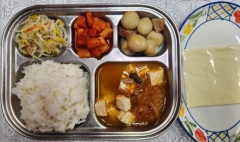 현미밥
참치김치찌개(5.6.9)
메추리알장조림(1.5.6.13)
숙주나물
깍두기(9)
유아치즈(2)