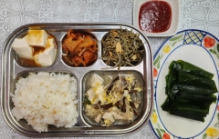 현미밥
안매운닭개장(1.5.6.13.15)
연두부찜&오리엔탈D(5.6)
멸치견과조림(5.6.13)
김치(9)
다시마/초장(자율)