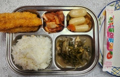 백미밥
냉이된장국(5.6.9.18)
치즈떡볶이(1.2.5.6.13)
새우튀김(2.5.6.9)
김치(9)
짜먹는요구르트(2)