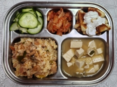 잠발라야볶음밥
(1.2.5.6.9.10.12.13.15.16.17.18)
실파된장국(5.6)
오이피클(13)
김치(9)
아메리칸 와플(1.2.5.6.13)