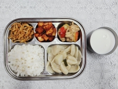 보리밥
삼색손수제비(5.6.9)
치즈닭갈비(2.5.6.13.15)
진미채볶음(2.5.6.13.17)
깍두기(9)
우유(2)