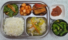 기장밥(소량)
잔치국수(5.6)
오징어채소볶음(5.6.13.17)
상추매실청무침(5.6.13)
깍두기(9)
고추/쌈장(자율)