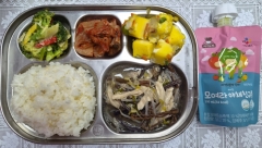 친환경발아현미밥
바지락살된장국(5.6.18)
제육볶음(5.6.10.13)
채소스틱(5.6)
김치(9)
과채주스(13)