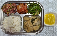 잡곡밥(5)
모둠어묵국(1.5.6)
훈제오리채소찜&소스
(5.6.13)
부추생채(5.6)
김치(9)